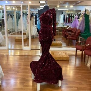 ✔️ one shoulder special occasion dress in burgundy sequin